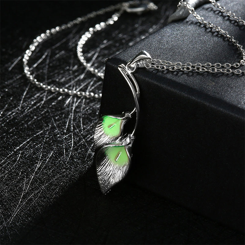 Elegante collar con colgante de hoja que brilla en la oscuridad